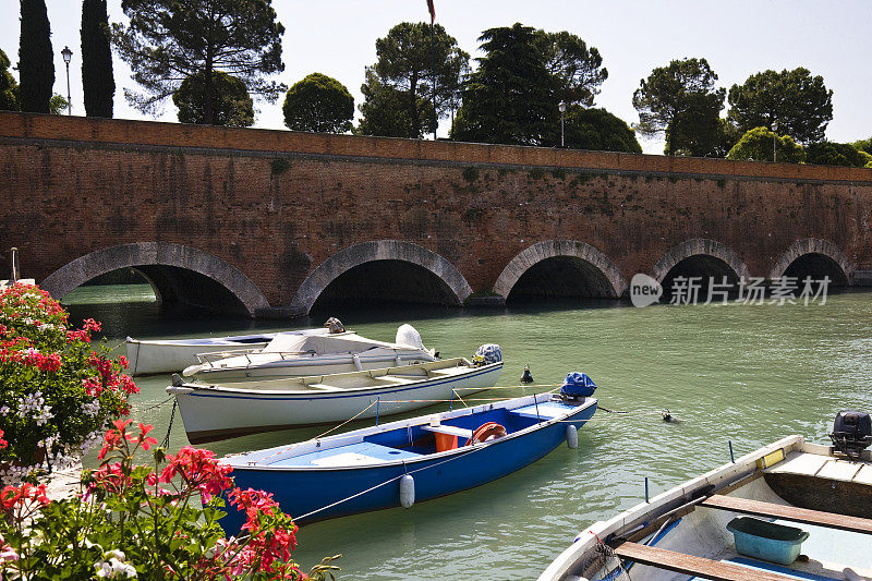 Peschiera del Garda (VR)，意大利加尔达湖上的一个小港口